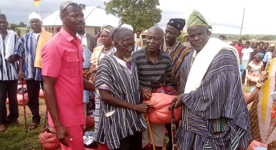 Nanleeb Konlan (arrowed), a philanthropist, being assisted by Fibina John Dinuwaab (right), Chief of Kambatiak, to present the items to a beneficiary (2nd from left) Nanleeb Konlan (arrowed), a philanthropist, being assisted by Fibina John Dinuwaab (right), Chief of Kambatiak, to present the items to a beneficiary (2nd from left)