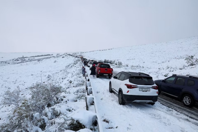 FILE PHOTO: Motorists queue after a snowfall during a cold front near Ceres, South Africa, July 8, 2024. REUTERS/Esa Alexander/File Photo FILE PHOTO: Motorists queue after a snowfall during a cold front near Ceres, South Africa, July 8, 2024. REUTERS/Esa Alexander/File Photo