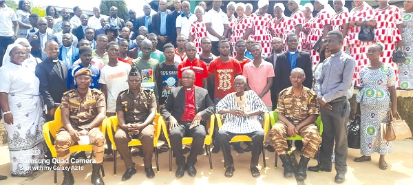 Prison officers, the clergy, some members of the Presbyterian Church and prisoners after the brief ceremony Prison officers, the clergy, some members of the Presbyterian Church and prisoners after the brief ceremony