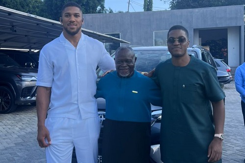 Ibrahim Mahama gifts boxing legend Azumah Nelson a Toyota Fortuner vehicle