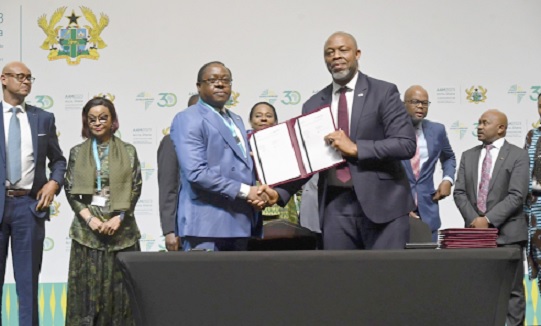 Victor Etuokwu (left), Deputy Managing Director of Access Bank Plc, exchanging the signed agreement with Mike Ogbalu III, Chief Executive Officer, PAPSS Victor Etuokwu (left), Deputy Managing Director of Access Bank Plc, exchanging the signed agreement with Mike Ogbalu III, Chief Executive Officer, PAPSS