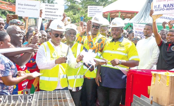 George Mireku Duker (left), a Deputy Minister of Lands and Natural Respurces, cutting a tape to inaugurate the mine George Mireku Duker (left), a Deputy Minister of Lands and Natural Respurces, cutting a tape to inaugurate the mine
