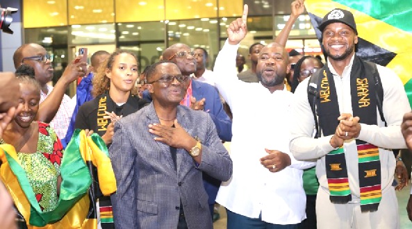 •Asafa Powell (right) was welcomed at the airport by Samson Deen (2nd from right) GPC president; Ben Nunoo Mensah (middle), GOC president, and other officials •Asafa Powell (right) was welcomed at the airport by Samson Deen (2nd from right) GPC president; Ben Nunoo Mensah (middle), GOC president, and other officials