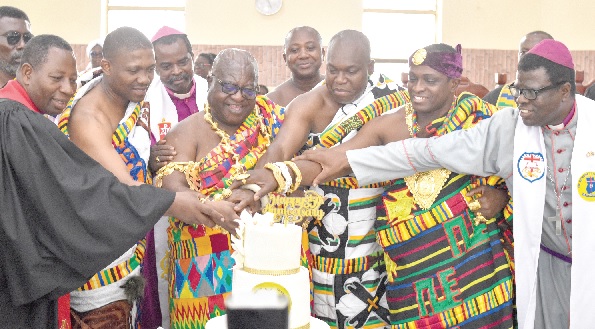 • Otoobour Djan Kwasi II (3rd from left), Aburihene, being assisted by Oseadeeyo Kwasi Akuffo III (2nd from left), Okuapehene, Daasebre Kwaku Boateng III (2nd from right), New Juabenhene, Odeneho Kwafo Akoto III (3rd from right), Akwamuhene, Rev Emmanuel Okyere Otoo (right), District Pastor, Emmanuel Congregation, Presbyterian Church of Ghana (PCG), Aburi, to cut the anniversary cake