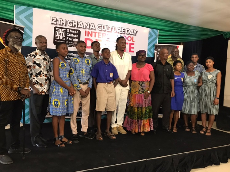 Ahuma Bosco Ocansey (Left), Vice President of Ghana Culture Forum, Mr Abeiku Sagoe (4th from right), CEO of Summit Concepts, Sela Adjei (6th from right), Art Educator at UniMAC Nafti together with the winners Saint Thomas Aquinas topples Accra Girls in inter-school quiz