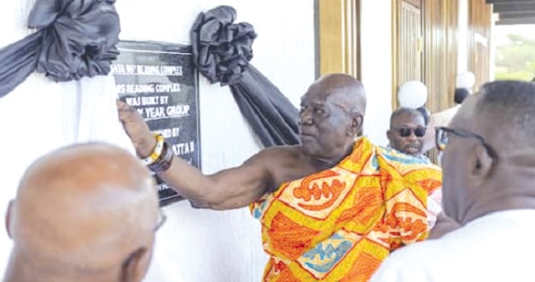•The Santa 98 reading facility legacy project. INSET: Osabarimba Kwesi Atta II, Paramount Chief of the Oguaa Traditional Area, unveiling the plaque •The Santa 98 reading facility legacy project. INSET: Osabarimba Kwesi Atta II, Paramount Chief of the Oguaa Traditional Area, unveiling the plaque