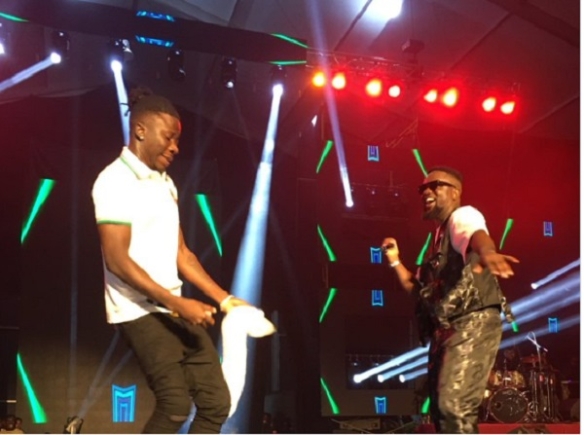 Sarkodie and Stonebwoy performing on stage