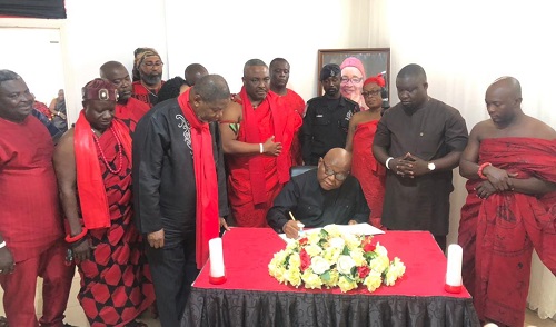 Former Speaker, Second Lady sign Ga Manye's Book of Condolence Former Speaker, Second Lady sign Ga Manye's Book of Condolence