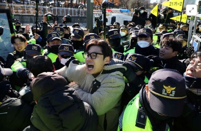 Policemen try to detain a man who is the president of the Korean Association of Edible Dogs as others scuffle with them during a protest in front of the Presidential Office in Seoul, November 30. REUTERS/Kim Hong-Ji South Korean farmers scuffle with police at protest over dog meat ban