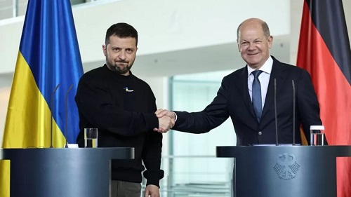 Chancellor Scholz (right) pledged to support President Zelensky (left) and Ukraine &quot;for as long as it is necessary&quot;
