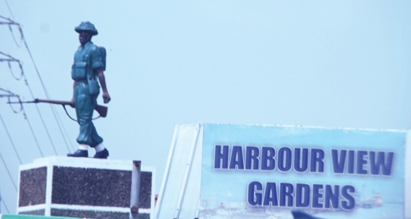 A statue in honour of soldiers who lost their lives in the two world wars can be found at the entrance to the gardens