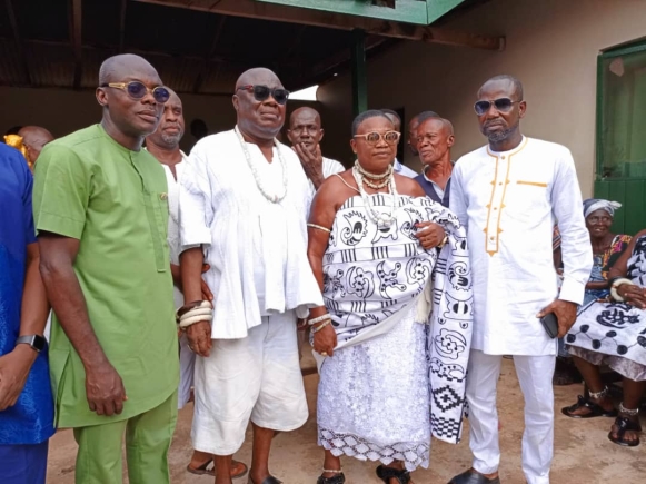 Daasebre Gyenin Kantang (second from left) and Nana Akosua Darkoaa (second from right) surrounded by the DCE, Mr Richmond Amponsah-Agyabeng (left) and the MP, Mr Kofi Ahenkorah-Marfo at the reconciliation meeting at Achiase last Sunday. 13-year old Akyem Achiase chieftaincy dispute resolved