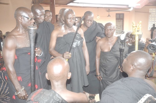 Nana Boamah Ayiripe swearing the oath of allegiance to Daasebre Akuamoah Agyapong II, Kwahumanhene Nana Boamah Ayiripe swearing the oath of allegiance to Daasebre Akuamoah Agyapong II, Kwahumanhene