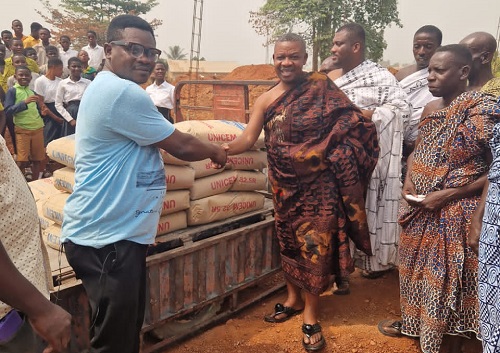 Appianyinasehene donates cement to improve education and healthcare in 3 towns Appianyinasehene donates cement to improve education and healthcare in 3 towns