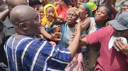 Madina Market women mob Bawumia as he commiserates with them after fire outbreak Madina Market women mob Bawumia as he commiserates with them after fire outbreak