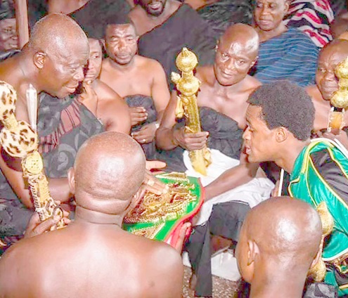 Nyantekyi presenting title to the Asantehene (left) Nyantekyi presenting title to the Asantehene (left)