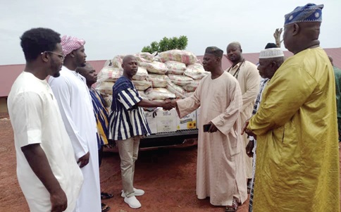 Alhaji Abdul Muniru (right), Akropong Muslim Chief, thanking Oheneba Charles Tetteh (3rd from left), Akuapem North Assembly Tourism Officer. Looking on are the children of Asiedu Offei and officials of the assembly