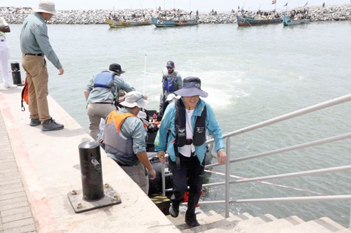  Some of the crew at the port