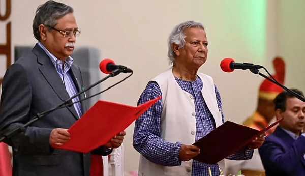 Nobel laureate Muhammad Yunus (C) takes the oath of office as the chief adviser of Bangladesh's new interim government during the oath-taking ceremony administered by President Mohammed Shahabuddin (L) in Dhaka on August 8, 2024. © Munir Uz Zaman, AFP Nobel laureate Muhammad Yunus (C) takes the oath of office as the chief adviser of Bangladesh's new interim government during the oath-taking ceremony administered by President Mohammed Shahabuddin (L) in Dhaka on August 8, 2024. © Munir Uz Zaman, AFP