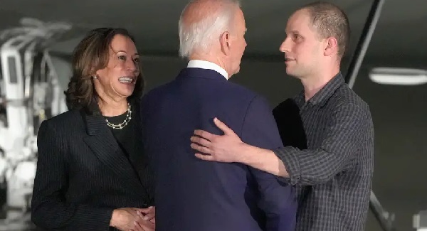 President Joe Biden and Vice President Kamala Harris greeted reporter Evan Gershkovich on the tarmac President Joe Biden and Vice President Kamala Harris greeted reporter Evan Gershkovich on the tarmac