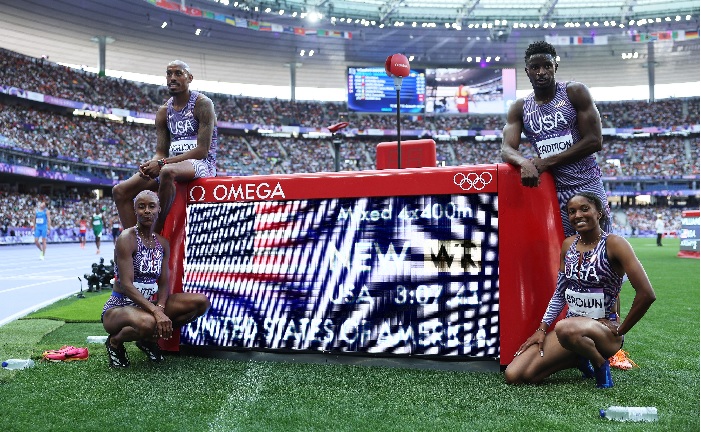 The US quartet obliterates the 4x400m mixed relay world record with 3:07.41 in the heats