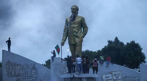 Demonstrators attempted to tear down a statue of Ms Hasina's father, Sheikh Mujibur Rahman Demonstrators attempted to tear down a statue of Ms Hasina's father, Sheikh Mujibur Rahman