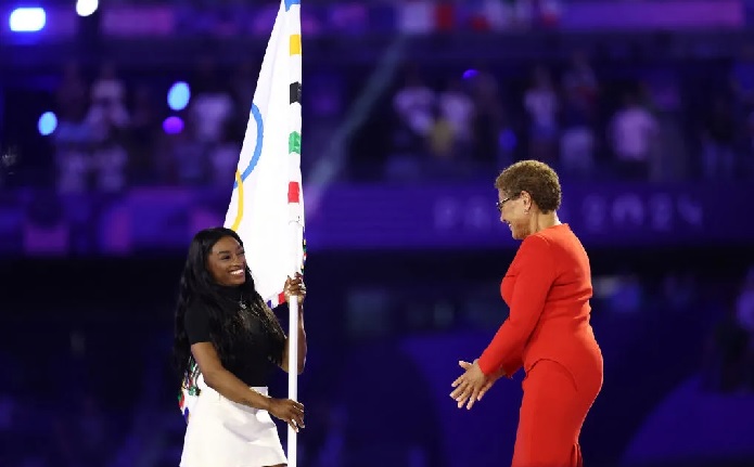 Simone Biles Proudly Carries The Olympic Flag During Paris Closing Ceremony Simone Biles Proudly Carries The Olympic Flag During Paris Closing Ceremony