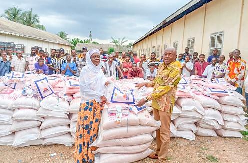 Alhaji Umar Baba Bodinga (right), Municipal Chief Executive for Abuakwa North, presenting one of the items to Hannah Ibrahim, one of the beneficiaries Alhaji Umar Baba Bodinga (right), Municipal Chief Executive for Abuakwa North, presenting one of the items to Hannah Ibrahim, one of the beneficiaries