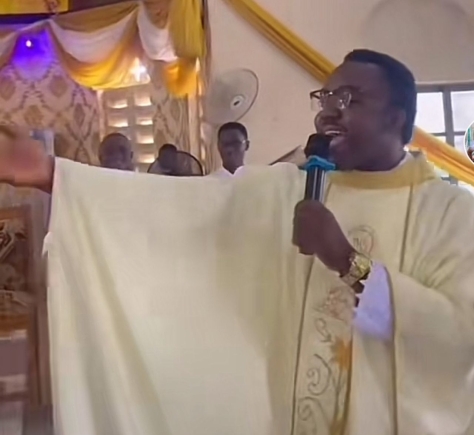 Catholic priest apologises for singing King Paluta’s Aseda song at Mass [VIDEO]