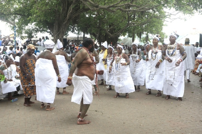 Nuumo Yemo Obroni VII, La Kpa Wulomo, dancing with some priestesses Nuumo Yemo Obroni VII, La Kpa Wulomo, dancing with some priestesses
