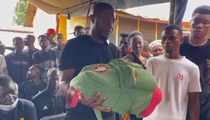 The CEO presented Frimpong's bag to the family.