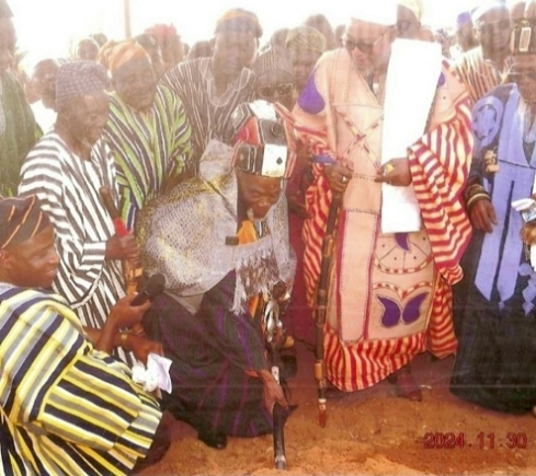 The Ya-Na (arrowed) cutting the sod for commencement of work on the new palace in Yendi The Ya-Na (arrowed) cutting the sod for commencement of work on the new palace in Yendi