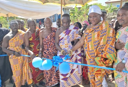  Nana Akosua Serwaa Seoyo I (2nd from right), the Queenmother of Ahenmronomu, being assisted by some chiefs to cut the ribbon to inaugurate the project