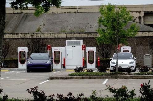Tesla electric vehicles (EVs) fast-charge using Tesla Superchargers at a Buc-ee’s travel center and gas station in Baytown, Texas, U.S., March 18, 2023. REUTERS Tesla moves to Texas