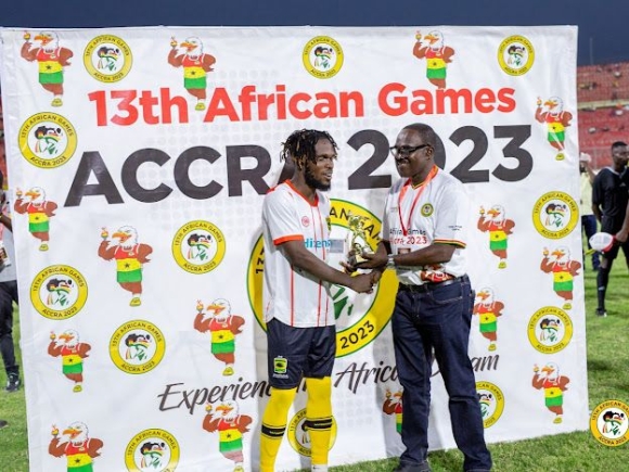 Accra 2023 LOC presents special trophy to Mukwala Accra 2023 LOC presents special trophy to Mukwala