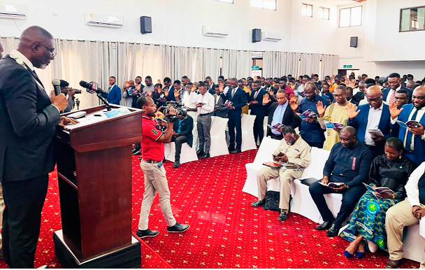 Kwabena Bempong (left), Presidentof GhIE, administering the Engineering Oaths to the newly inducted members