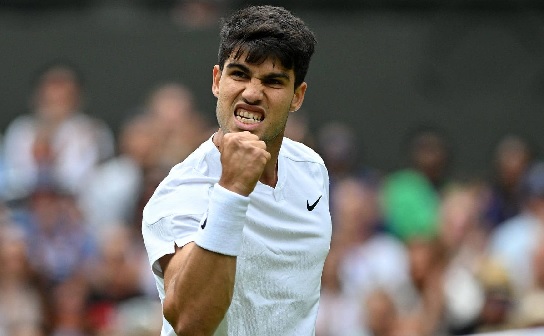Carlos Alcaraz roars back to defeat Frances Tiafoe in five-set thriller on centre court Carlos Alcaraz roars back to defeat Frances Tiafoe in five-set thriller on centre court