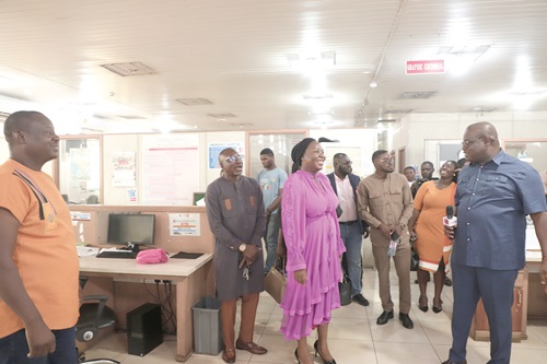 Theophilus Yartey (right), Editor, Graphic, briefing the Minister of Information, Fatima Abubakar (2nd from left), and the delegation from the ministry in the Daily Graphic newsroom. Picture: EDNA SALVO-KOTEY