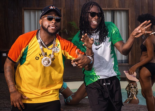 Davido(left) and Stonebwoy No debate that you are number 1-Davido congratulates Stonebwoy for winning TGMA Artiste of the Year