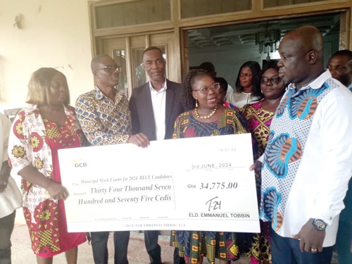 Emmanuel Tobbin (right), NPP parliamentary aspirant for Anyaa Sowutuom, handing over the cheque to Adisa Tessa (2nd from right), Municipal Director of Education. With them are Ambrose Edward Tsegah, (3rd from left), the Ga Central Municipal Chief Executive, and other officials from the Municipal Education Directorate Emmanuel Tobbin (right), NPP parliamentary aspirant for Anyaa Sowutuom, handing over the cheque to Adisa Tessa (2nd from right), Municipal Director of Education. With them are Ambrose Edward Tsegah, (3rd from left), the Ga Central Municipal Chief Executive, and other officials from the Municipal Education Directorate