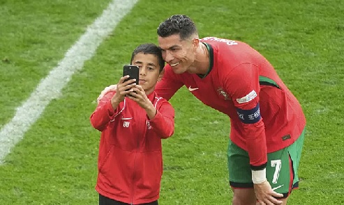 Five people made it on to the pitch to try and take pictures with Cristiano Ronaldo Five people made it on to the pitch to try and take pictures with Cristiano Ronaldo