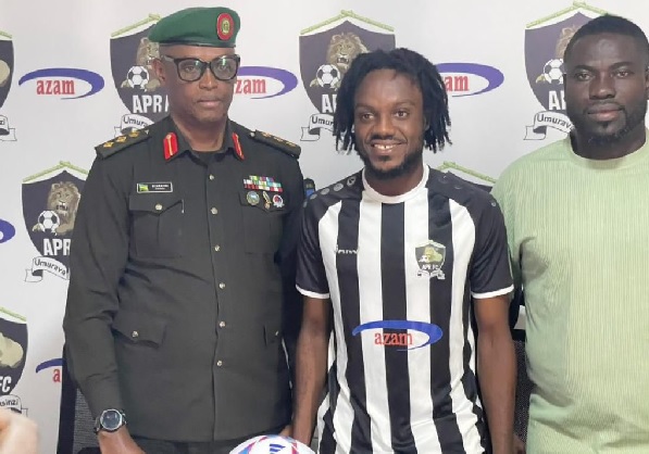 Richmond Lamptey (middle) with some officials of his new club Richmond Lamptey (middle) with some officials of his new club