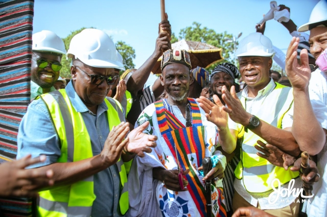 Mahama cuts sod for new Jakpa palace in Damongo