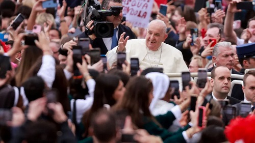 Pope Francis waved to crowds at the Vatican on the day of the Easter Mass, at St. Peter's Square Pope Francis waved to crowds at the Vatican on the day of the Easter Mass, at St. Peter's Square