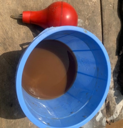 Mixtures of herbs are used with the “bentua”