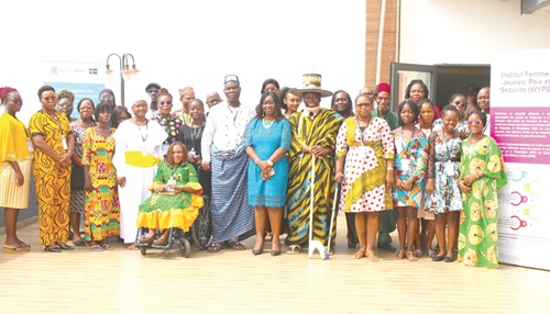 Mrs Agyare-Kwabi (6th from right), Director of WYPSI; Sa Majeste' Daagbo (5th from right) and Myriam Capo-Chichi (4th from right) with the participants after the programme