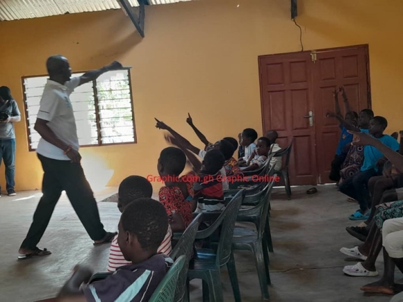 A facilitator in a class at Teacherkope