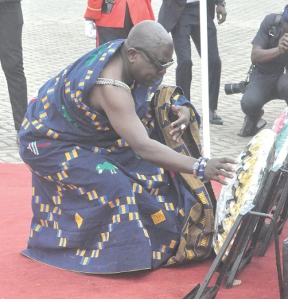 Togbe Abutia Kodzo Gidi V, Paramount Chief of Abutia, laying a wreath on behalf of the chiefs at the ceremony in Ho Togbe Abutia Kodzo Gidi V, Paramount Chief of Abutia, laying a wreath on behalf of the chiefs at the ceremony in Ho