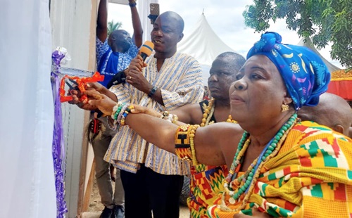 Nene Nuer Keteku IV being assisted by Manye Kwawudade (right), Queenmother of Agortime, to inaugurate the traditional council’s office 