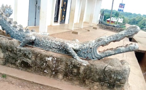 One of the two crocodile statues at the entrance of the palace
